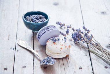 Lavanta aromalı küçük renkli Fransız Makaronları.