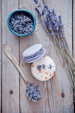 Lavanta aromalı küçük renkli Fransız Makaronları.