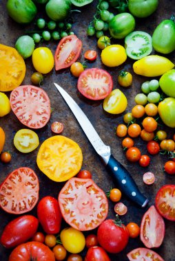 Bıçaklı taze organik renkli domatesler.