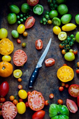 Bıçaklı taze organik renkli domatesler.