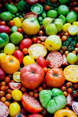 Taze aile yadigarı domatesler, çiftçi pazarında organik ürünler.