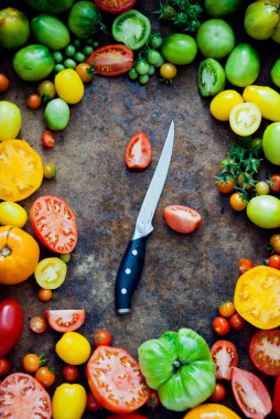 Bıçaklı taze aile yadigarı domatesler, pazarda organik ürünler.