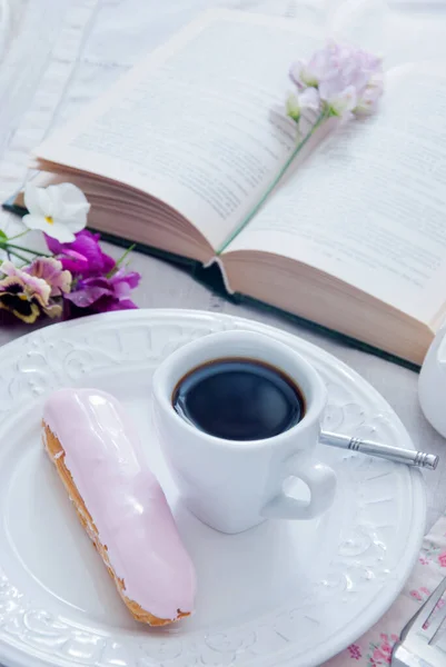 Kahvaltı - ekkin ve kitaplı kahve fincanı — Stok fotoğraf