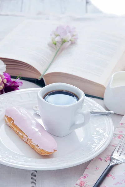 Kahvaltı - ekkin ve kitaplı kahve fincanı — Stok fotoğraf