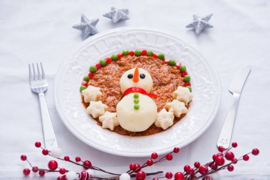 Patates püresi, etli güveç ve sebzeden yapılmış kardan adam.