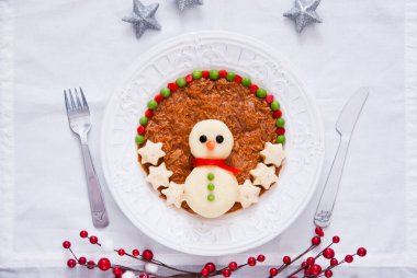 Patates püresi, etli güveç ve sebzeden yapılmış kardan adam.