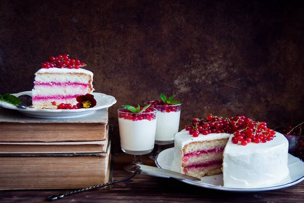 Kuchen mit roten Johannisbeeren dekoriert mit frischen roten Beeren — Stockfoto