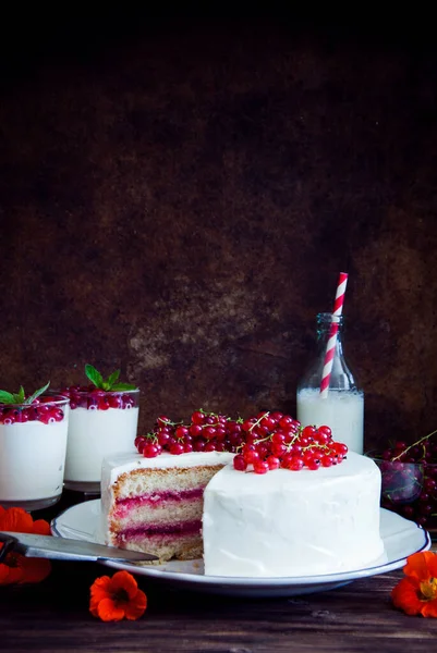 Kuchen mit roten Johannisbeeren dekoriert mit frischen roten Beeren und Blumen — Stockfoto