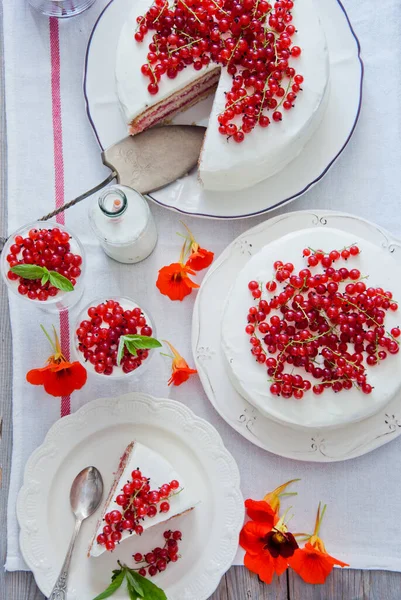 Kuchen mit roten Johannisbeeren dekoriert mit frischen roten Beeren — Stockfoto