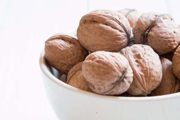 Ceviz beyaz zemin üzerinde bir sürü