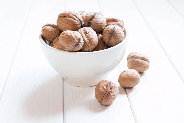 Ceviz beyaz zemin üzerinde bir sürü