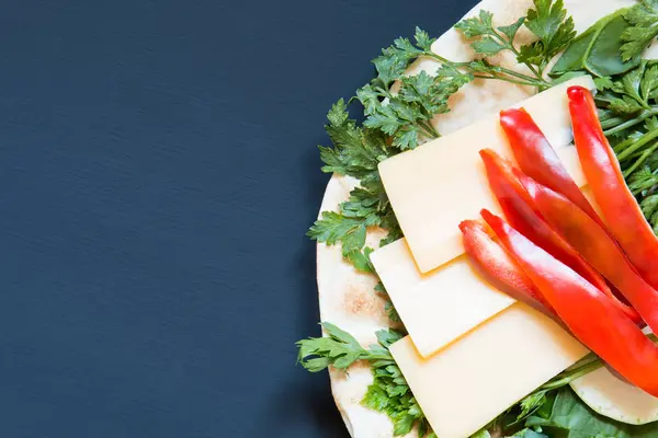 Ceviz beyaz zemin üzerinde bir sürü