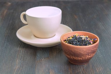 Siyah çay yaprakları ve otlar ile