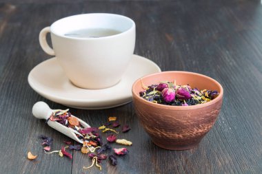 Siyah çay yaprakları ve otlar ile