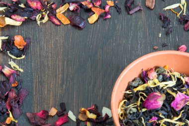 Kuru çay yaprakları yaprakları ve otlar ile çerçeve 