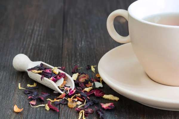 Siyah çay yaprakları ve otlar ile