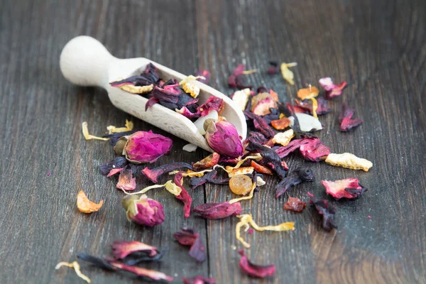 Kuru çay yaprakları ve tahta kaşık otlar ile