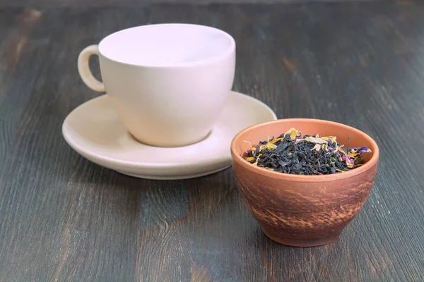 Siyah çay yaprakları ve otlar ile