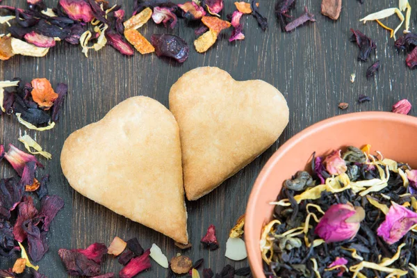 Kuru çay yaprakları yaprakları ve Sevgililer günü için otlar ile çerçeve 