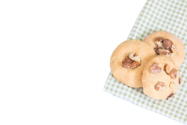 Üç ev yapımı kurabiye yeşil mutfak havlu üzerinde yuvarlak