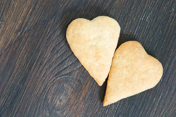 Masanın üzerinde kalp şeklinde iki tanımlama bilgileri