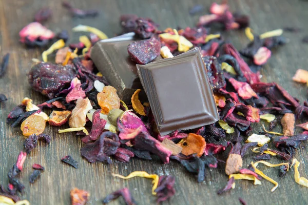 Koyu çikolata ve dağınık çay yaprakları iki adet