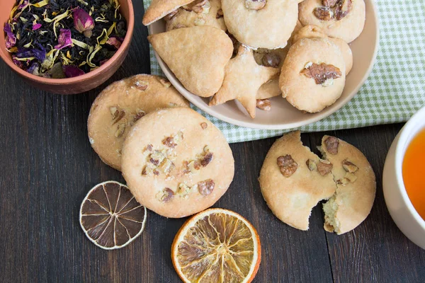 Ev yapımı kurabiye ve güzel kokulu siyah çay bir fincan ile fincan tabağı