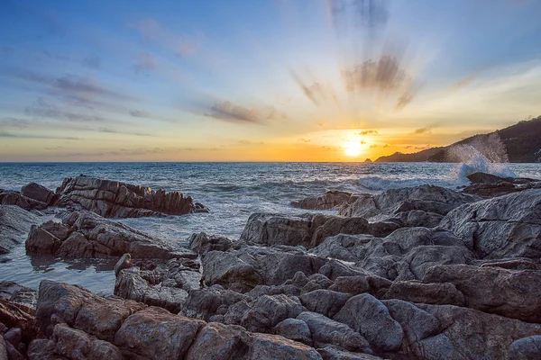 Denizin üzerinde güzel bir gün doğumu