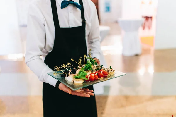 Serviço de catering com garçons — Fotografia de Stock