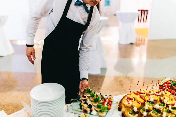 Serviço de catering com garçons — Fotografia de Stock