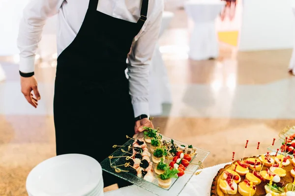 Catering service med servitörer — Stockfoto