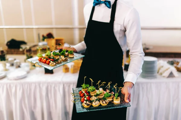 Serviço de catering com garçons — Fotografia de Stock