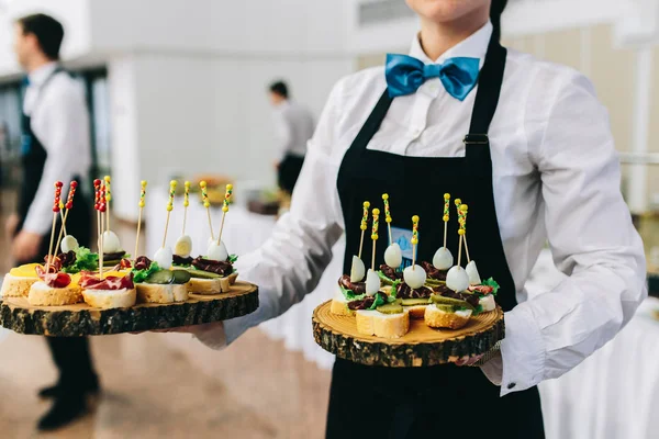 Catering service med servitörer — Stockfoto