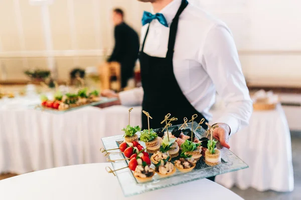 Servizio catering con camerieri — Foto Stock