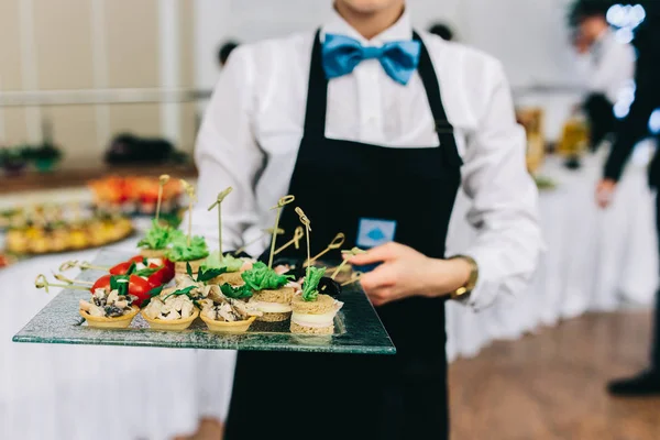 Servizio catering con camerieri — Foto Stock
