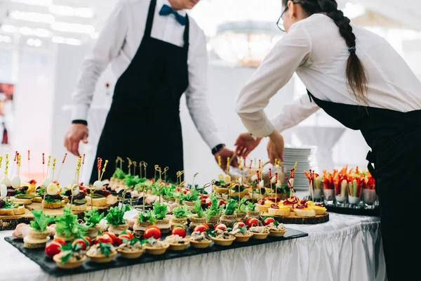 Servizio catering con camerieri — Foto Stock