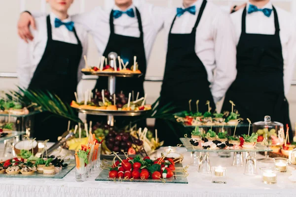 Servizio catering con camerieri — Foto Stock