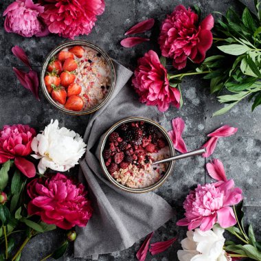 Meyveli yulaf ezmesi, güzel önlüklü kahvaltı.