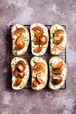 Peynirli sandviç, kumato domates, maydanoz ve zeytinyağı.