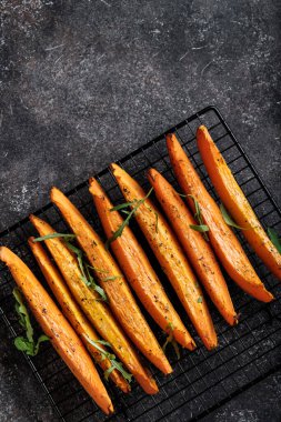 Balkabağı fırında pişirilmiş siyah çardakta