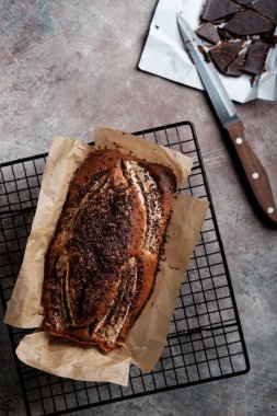 Köy tarzında koyu çikolatalı muzlu kek.