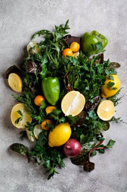 Marul, ot, sebze ve meyve karışımı.