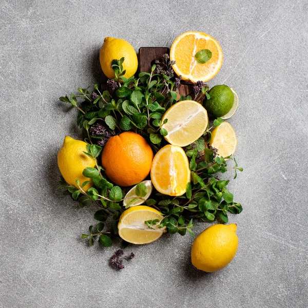 Gri zemin üzerinde nane şekeri olan limon ve limon