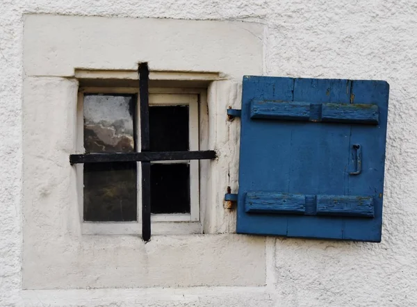 Kleines altes Fenster... — Stockfoto