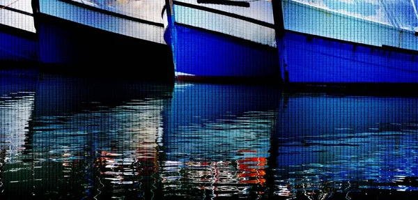 Рыбацкие лодки в гавани — стоковое фото