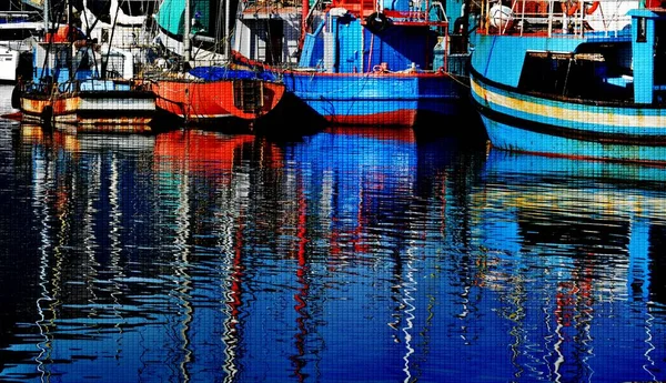 Barcos de pesca em pequeno porto — Fotografia de Stock