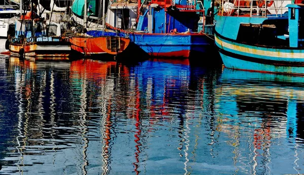 Barcos de pesca en puerto pequeño — Foto de Stock