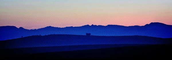 Sabah erken ışık tepelerde — Stok fotoğraf