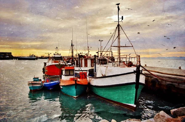 Рыбацкие лодки в маленькой гавани — стоковое фото