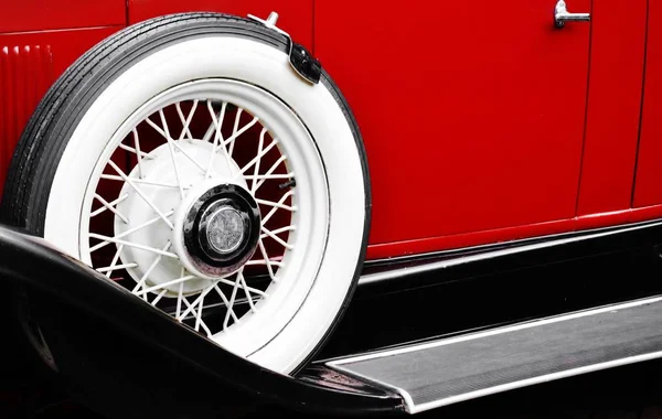 Kırmızı oldtimer araba — Stok fotoğraf